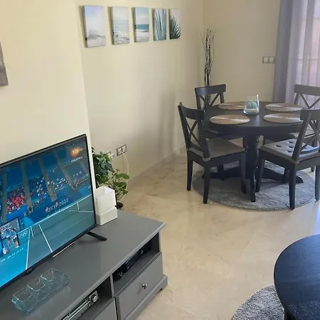 Laegenhet Hoegst Upp, Med Pool Och Utsikt Oever Havet